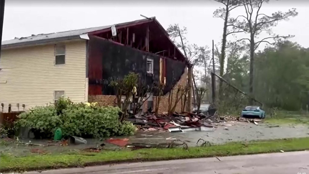 Destrucción e inundaciones tras el paso de un tornado por Louisiana