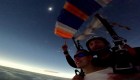 Paracaidistas capturan el eclipse solar en plena caída