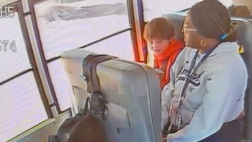 Video muestra a un asistente del autobús escolar supuestamente golpeando a un niño autista
