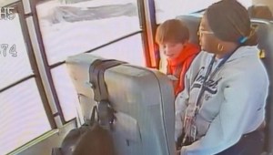 Video muestra a un asistente del autobús escolar supuestamente golpeando a un niño autista