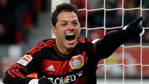 "Chicharito" Hernández se une a los festejos del Bayer Leverkusen campeón