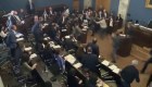 Legisladores pelean en el Parlamento de Georgia durante debate sobre proyecto de ley