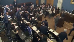 Legisladores pelean en el Parlamento de Georgia durante debate sobre proyecto de ley