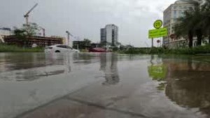 Inundaciones en Dubai convierten carreteras en ríos