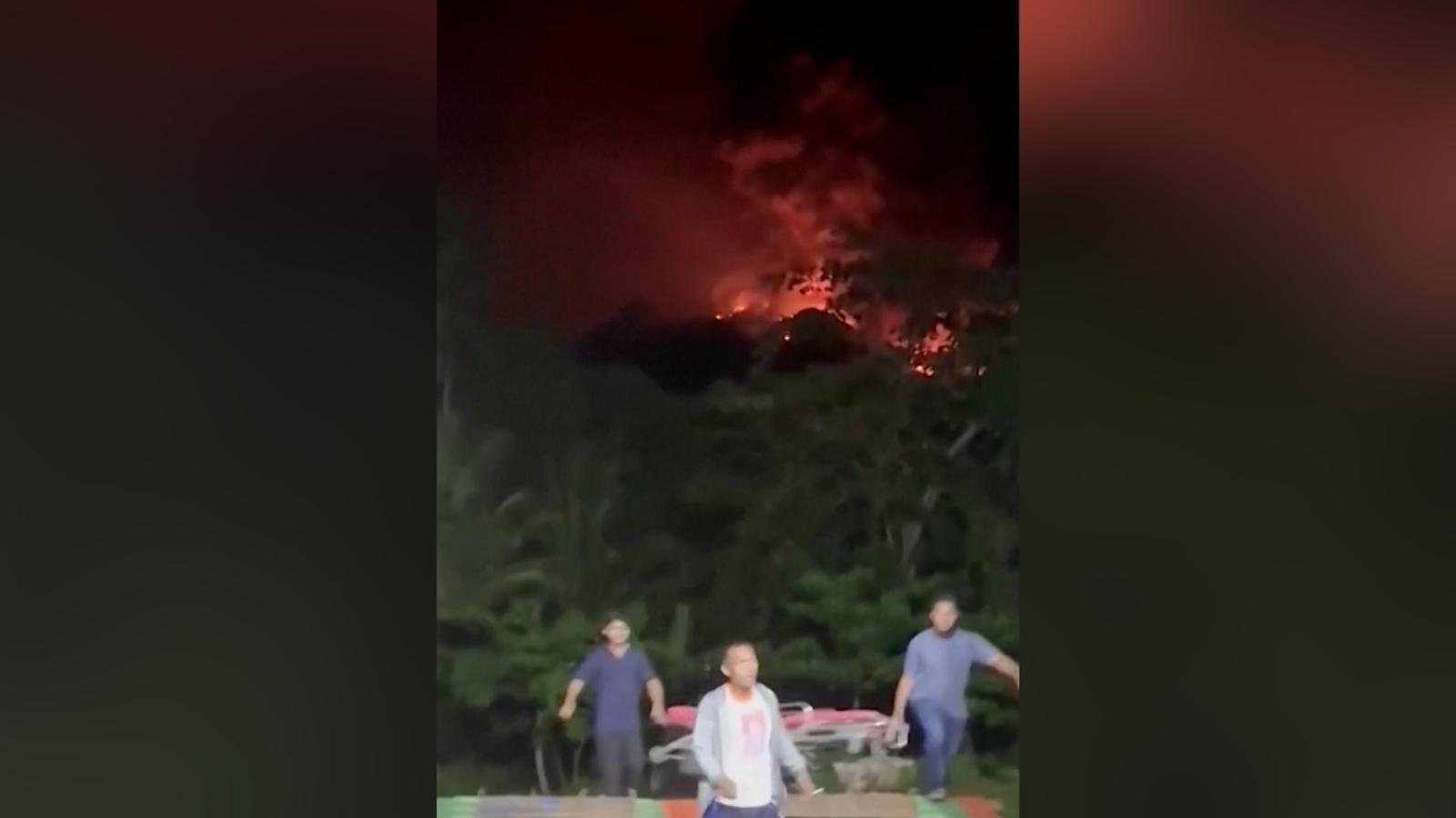 Evacuan al menos 800 personas tras múltiples erupciones en Indonesia