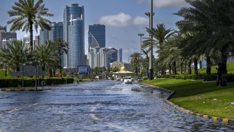 En botes improvisados, residentes huyen de inundaciones en Dubai