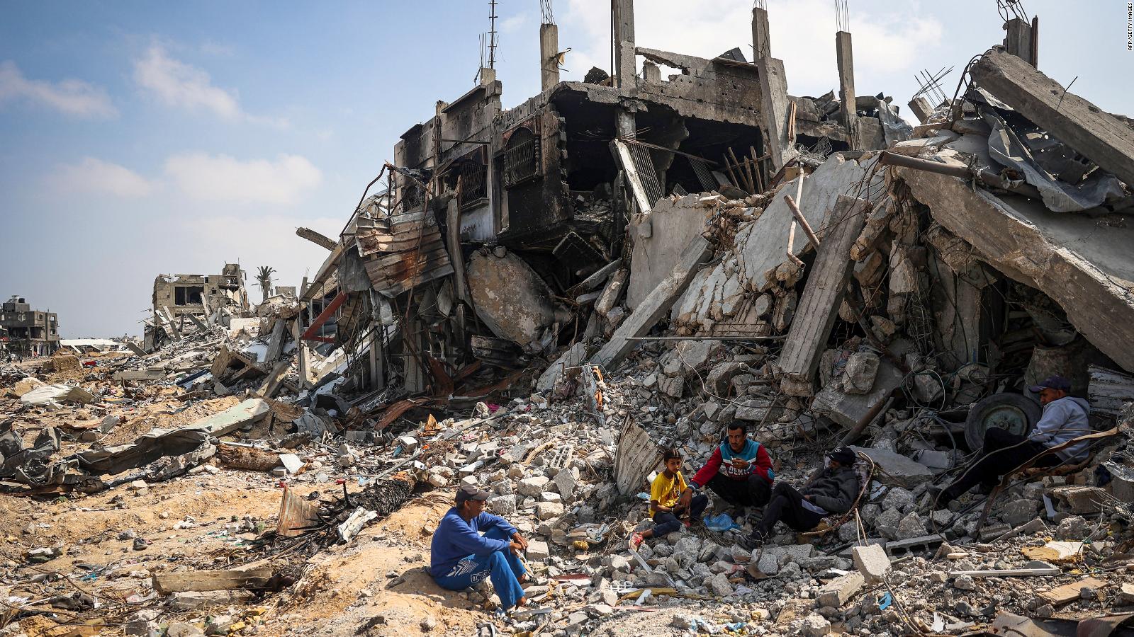200 días después, los palestinos caminan entre los escombros en Gaza
