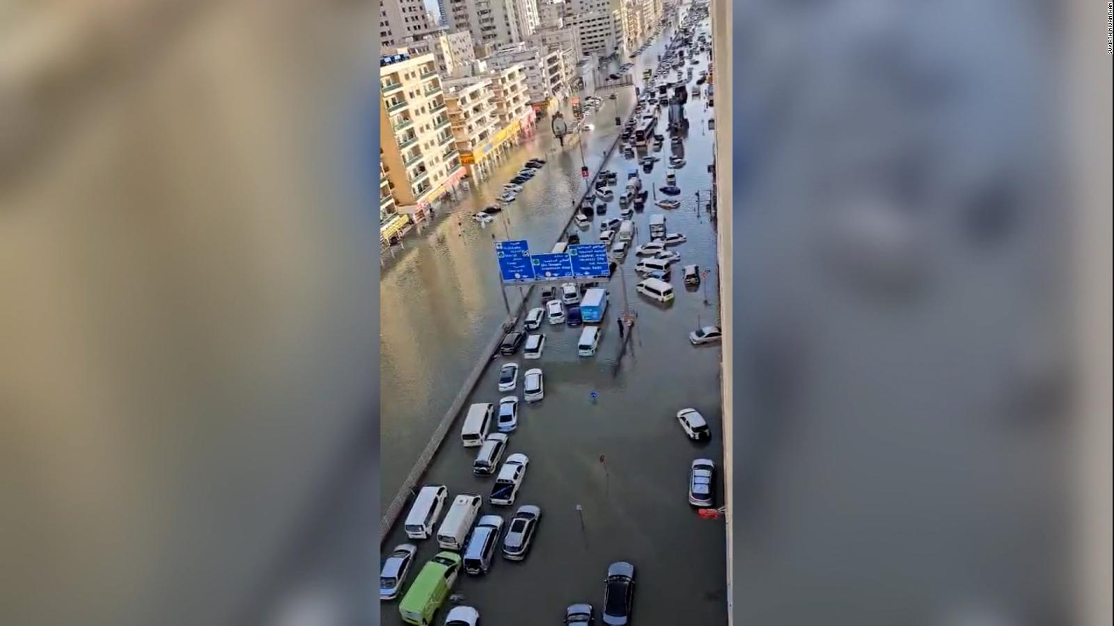 Video muestra a coches atrapados tras las torrenciales lluvias en
Emiratos Árabes Unidos