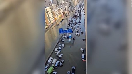 Así se ve una fila de autos atrapados por la inundación en Emiratos Árabes Unidos