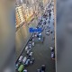 Así se ve una fila de autos atrapados por la inundación en Emiratos Árabes Unidos