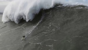 Surfista busca romper el récord de montar la ola más grande