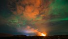Las auroras boreales iluminan un volcán en erupción en Islandia