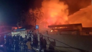 Bomberos combaten incendio en un hospital de Honduras