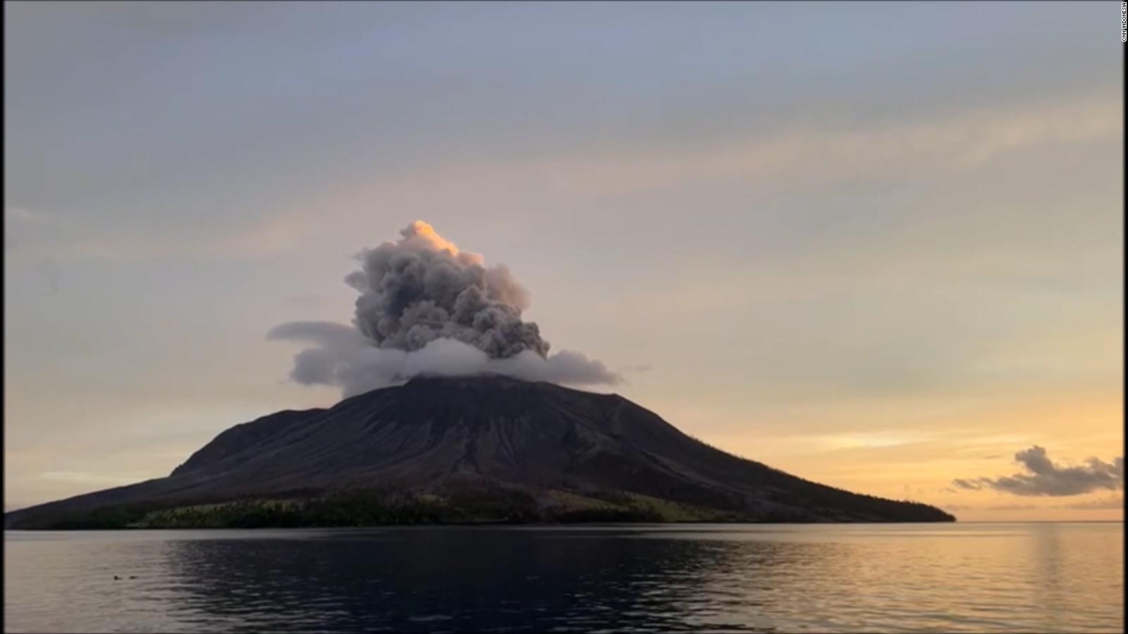 Así se ve la enorme erupción del volcán Ruang, que despierta
temores de un tsunami en Indonesia