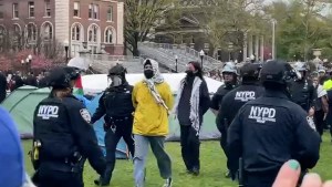 Detención de manifestantes en el campus de la Universidad de Columbia