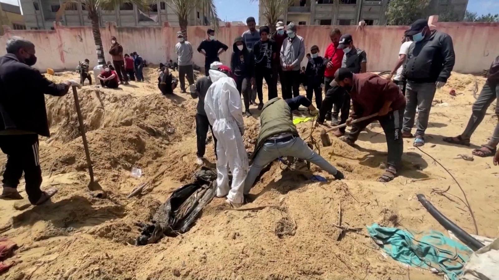 Defensa Civil de Gaza halló cerca de 300 cuerpos en una fosa común
