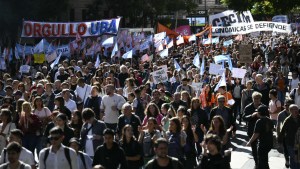 Marcha universitaria en Buenos Aires por ajuste del presupuesto educativo