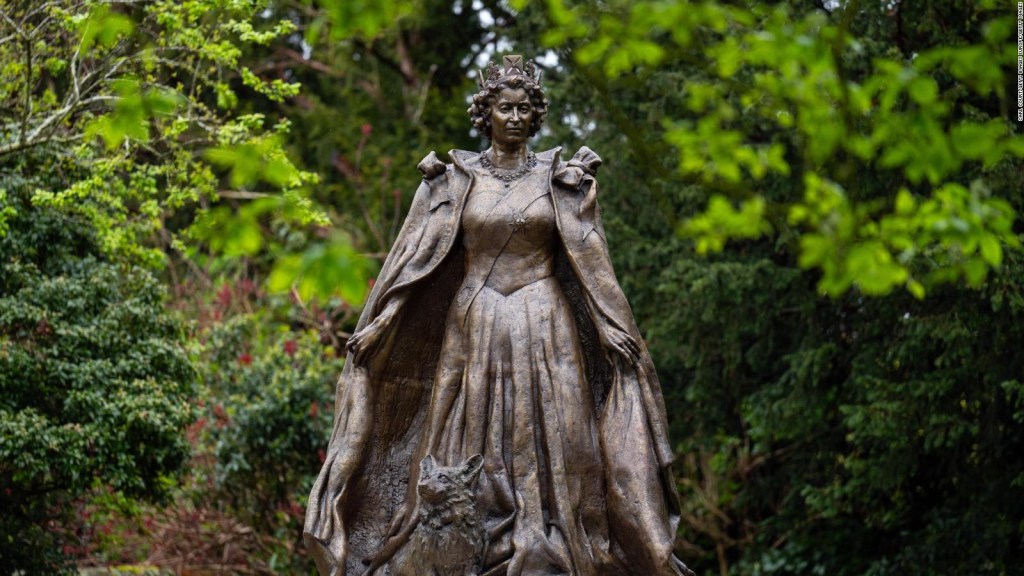 Nueva estatua de bronce de la reina Isabel II