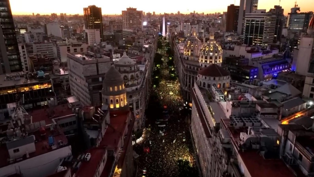 Miles de personas marchan en Argentina en apoyo la universidad pública