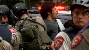 Policía arresta a manifestantes propalestinos en la Universidad de Texas