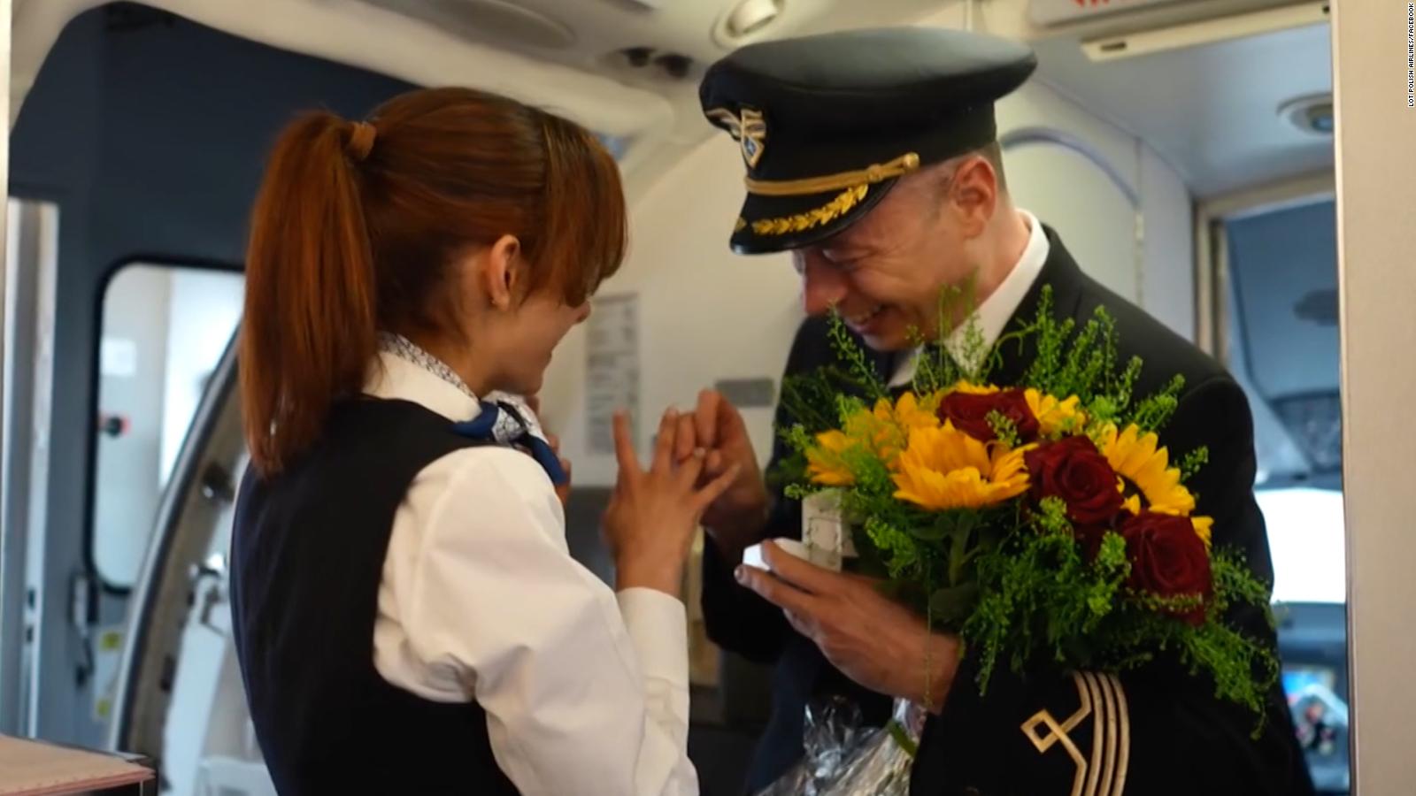 Historia de amor en el aire: Piloto pide matrimonio a azafata en avión a Cracovia