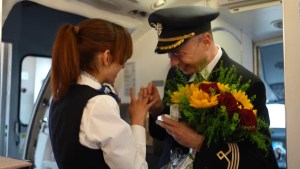 Piloto pide matrimonio a azafata en avión a Cracovia