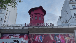 Así se ve el Moulin Rouge tras la caída de sus aspas