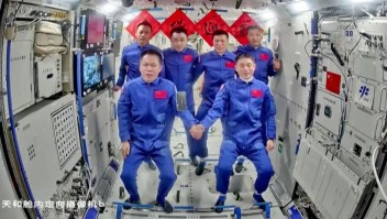Astronautas entran en la estación espacial china