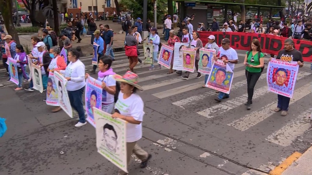 Tras casi una década, padres de Ayotzinapa aún buscan justicia