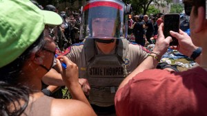 Manifestantes y policías se enfrentan en la Universidad de Texas