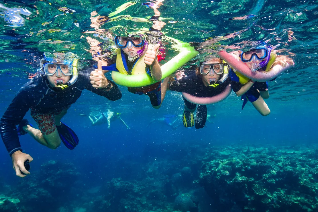 La familia practica snorkel en la Gran Barrera de Coral, Australia. (Margaret Bensfield Sullivan)
