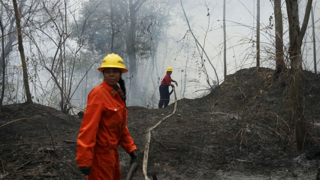 Voluntarias de la brigada de bomberos de la Universidad Central de Venezuela luchan contra un incendio forestal en el Parque Nacional Henri Pittier en Maracay, Venezuela, el 29 de marzo. (Crédito: Leonardo Fernández Viloria/Reuters)