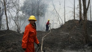 Voluntarias de la brigada de bomberos de la Universidad Central de Venezuela luchan contra un incendio forestal en el Parque Nacional Henri Pittier en Maracay, Venezuela, el 29 de marzo. (Crédito: Leonardo Fernández Viloria/Reuters)