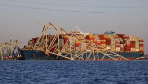 Escombros del puente Francis Scott Key sobre el buque portacontenedores Dali el 30 de marzo en Baltimore. (Crédito: Julia Nikhinson/AP)
