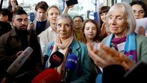 Anne Mahrer y Rosmarie Wyder-Walti, de la organización Senior Women for Climate Protection, tras su victoria ante el Tribunal Europeo de Derechos Humanos en Estrasburgo, Francia, el 9 de abril de 2024. (Crédito: Christian Hartmann/Reuters)