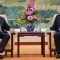 El ministro de Asuntos Exteriores de Rusia, Sergey Lavrov (a la izquierda), escucha al presidente de China, Xi Jinping, mientras se reúnen en el Gran Salón del Pueblo el 28 de abril de 2016 en Beijing, China. (Crédito: Damir Sagolj - Pool/Getty Images)