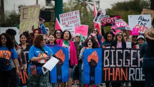 La Corte Suprema de Arizona dictamina que el estado debe adherirse a una ley de hace más de 100 años que prohíbe casi todos los abortos