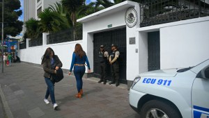 Policías vigilan afuera de la embajada de México en Quito el 8 de abril de 2024. (Crédito: RODRIGO BUENDIA/AFP vía Getty Images)