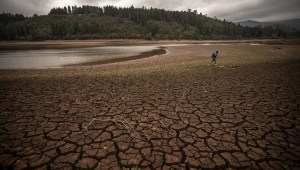 Una sección seca del lecho del embalse La Regadera en la localidad de Usme en Bogotá, Colombia, el 8 de abril de 2024. (Crédito: Diego Cuevas/Getty Images)