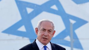 El primer ministro de Israel, Benjamin Netanyahu, visita un centro israelí de vehículos aéreos no tripulados (UAV por sus siglas en inglés) en la base aérea de Palmachim, cerca de la ciudad de Rishon LeZion, el 5 de julio de 2023. (Crédito: Jack Guez/AFP/Getty Images/Archivo)