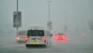 Vehículos circulan por una carretera inundada durante una lluvia torrencial en Dubai el 16 de abril de 2024. (Crédito: GIUSEPPE CACACE/AFP vía Getty Images)