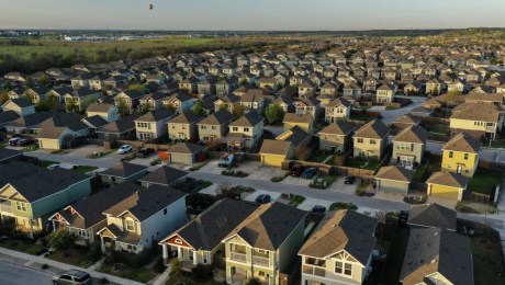 Las ventas de viviendas cayeron en todo el país, excepto en la región noreste, que experimentó un aumento por primera vez desde noviembre de 2023. (Crédito: Jordan Vonderhaar/Bloomberg/Getty Images)