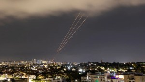 Un sistema antimisiles opera después de que Irán lanzara drones y misiles hacia Israel, visto desde Ashkelon, Israel, 14 de abril de 2024. (Crédito: Amir Cohen/Reuters)