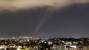 Un sistema antimisiles opera después de que Irán lanzara drones y misiles hacia Israel, visto desde Ashkelon, Israel, 14 de abril de 2024. (Crédito: Amir Cohen/Reuters)