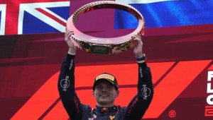 El piloto de Red Bull Max Verstappen celebra en el podio tras ganar el Gran Premio de China. (Crédito: Andy Wong/AP)