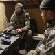 Militares del batallón "Aquiles" de aviones de ataque no tripulados de la 92ª Brigada de Asalto Separada observan al enemigo en un refugio en una posición del frente cerca de la ciudad de Chasiv Yar, en la región de Donetsk, el 21 de abril de 2024, en medio de la invasión rusa en Ucrania. (Crédito: ANATOLII STEPANOV/AFP vía Getty Images)