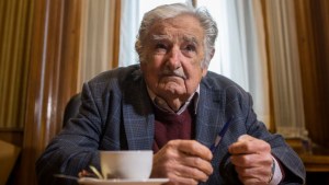 José "Pepe" Mujica posa para fotos en su oficina el 20 de octubre de 2020 en Montevideo, Uruguay, día en que anunció su retiro de la política. (Crédito: Ernesto Ryan/Getty Images)