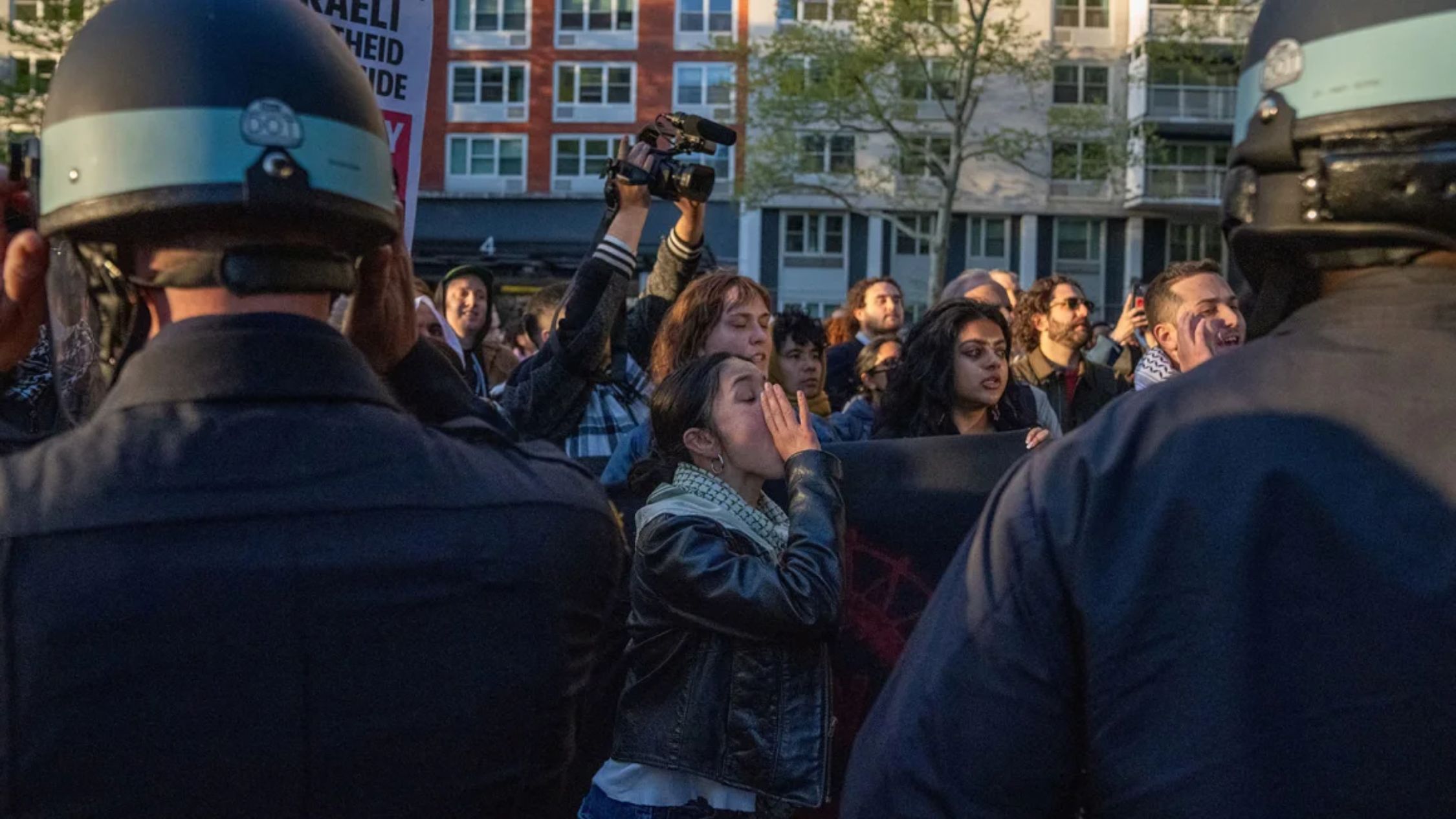 Mahasiswa dan pendukung Palestina menduduki alun-alun di Universitas New York pada 26 April.  (Foto: David de Delgado/Reuters)