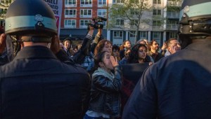 Estudiantes y simpatizantes propalestinos ocupan una plaza de la Universidad de Nueva York el 26 de abril. (Foto: David Dee Delgado/Rueters)