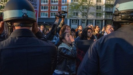 Estudiantes y simpatizantes propalestinos ocupan una plaza de la Universidad de Nueva York el 26 de abril. (Foto: David Dee Delgado/Rueters)